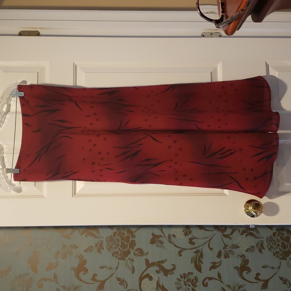 Beautiful flowing black and red skirt. Fully lined. All year round skirt